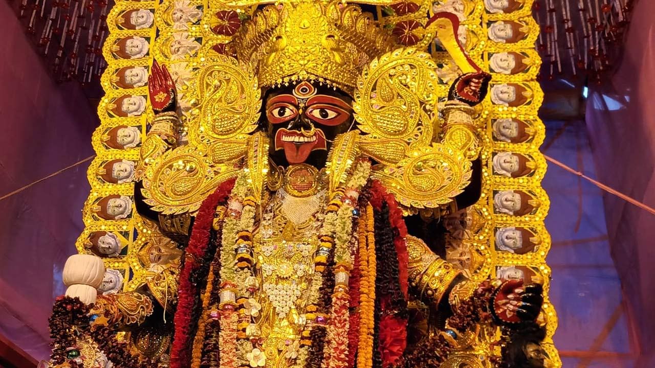 Kali Puja: ২০ ভরি সোনায় সালঙ্কারা পাণ্ডুয়ার ‘পথের মা’, পুজো ঘিরে অগণিত ভক্তের ভিড় সকাল থেকেই