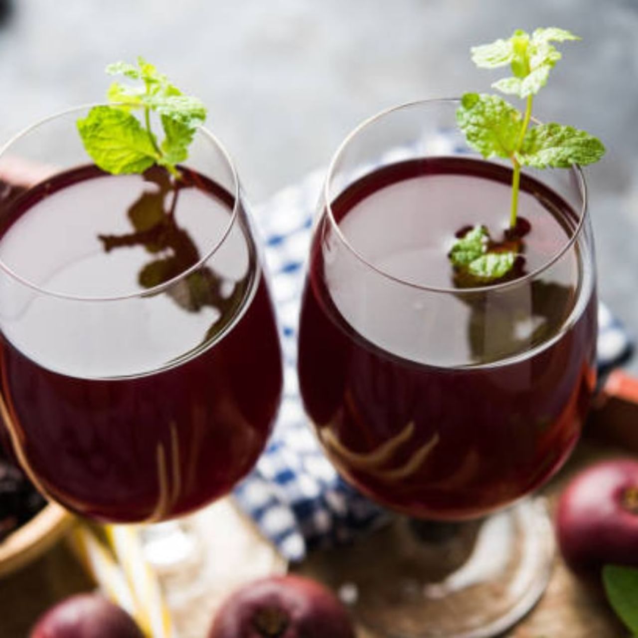 ঋতু পরিবর্তনের কারণে এখন ঘরে ঘরে সর্দি কাশি। হঠাৎ গরম আর আচমকা বৃষ্টিতে জল জমছে প্যাণ্ডেলে। এই জমা জল থেকে বাড়ছে এডিশ মশা। যে কারণে হু হু করে ছড়াচ্ছে ডেঙ্গি। এ বিষয়ে বার বার সতর্ক করছে স্বাস্থ্য জফতর। অধিকাংশ বাড়িতেই এখন আর মশারি টাঙিয়ে ঘুমনোর অভ্যাস নেই। সব মিলিয়েই বাড়ছে ডেঙ্গির প্রকোপপ। সেই সঙ্গে ঠাণ্ডা লেগে সর্দি-কাশি তো আছেই। 