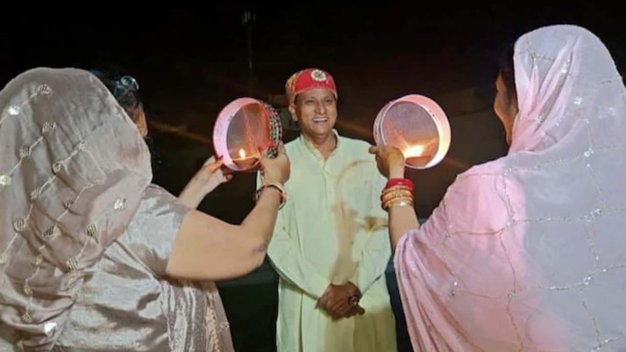 Karva Chauth: দুই স্ত্রী পালন করছেন করবা চৌথ, সাংসদকে দেখে 'হিংসায় জ্বলছেন' নেটিজেনরা Karva Chauth: দুই স্ত্রী পালন করছেন করবা চৌথ, সাংসদকে দেখে 'হিংসায় জ্বলছেন' নেটিজেনরা