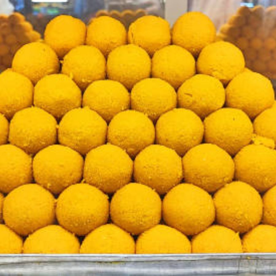 হাফ কাপ চিনি, হাফ কাপ জলের মধ্যে সামান্য জাফরান ফেলে ফুটতে দিন। তা ঘন হয়ে এলে নামিয়ে নিন। নন স্টিক ফ্রাই প্যানে বেসন নিয়ে কম আঁচে নাড়াচাড়া করুন। আঁচ বাড়ালে কিন্তু বেসন পুড়ে যাবে। বাদামের কুচি আর এলাচের গুঁড়ো দিয়ে দিন।