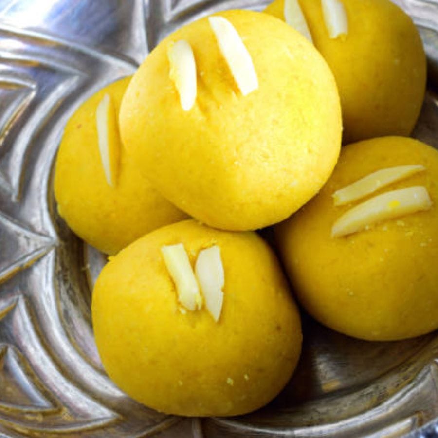 মাত্র তিন উপকরণের সাহায্যেই বানিয়ে নিতে পারবেন বেসনের এই লাড্ডু। 