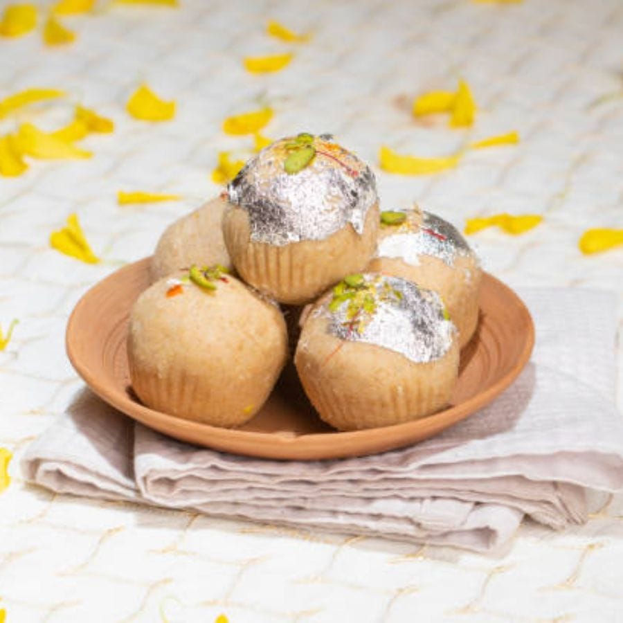 তাই এবার কোজাগরীর পুজোয় সামান্য কিছু মিষ্টি বানিয়ে নিন বাড়িতেও। এছাড়াও বিজয়ার প্রণাম সারতে অনেকেই বাড়িতে আসেন। তাঁদেরও পরিবেশন করতে পারেন এই লাড্ডু।   