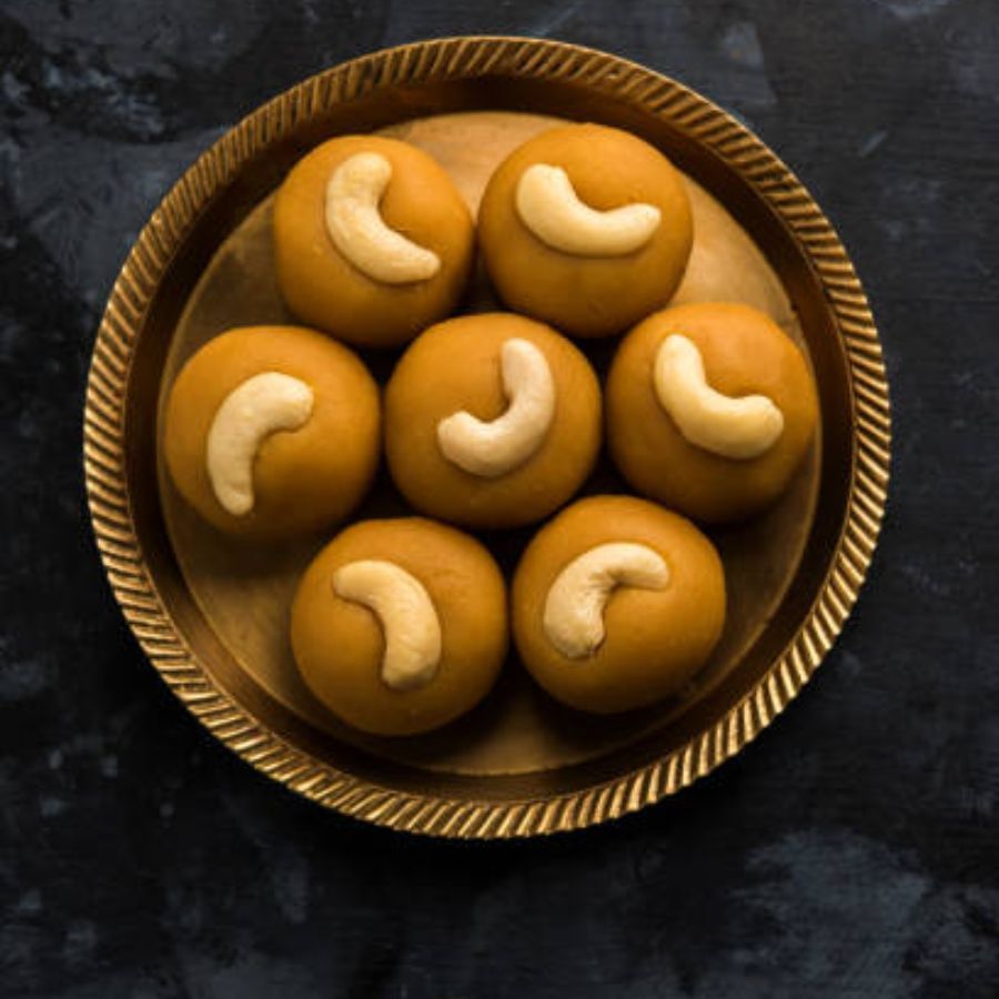 আজকাল হাতের সামনে সবই পাওয়া যায়। তাই আমরাও সকলে দোকানের কেনা খাবারে অভ্যস্ত। নিউক্লিয়ার ফ্যামিলি হওয়ার জন্য কেউই আর খেটে খুটে বিশেষ কিছু বানাতে চান না। 