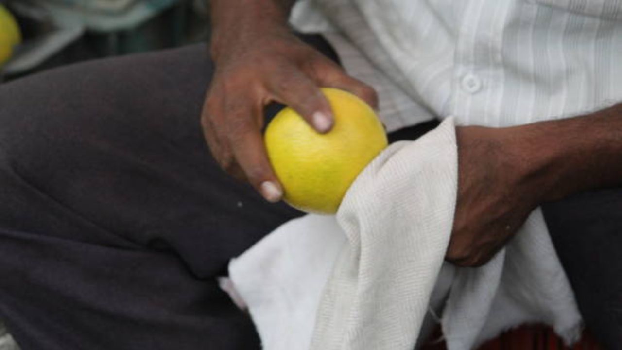 Mosambi Health Benefits: টক-মিষ্টি এই ফলটি স্বাদে-গুণে সেরা, রোজ এককাপ জুস খেলে পাবেন একগুচ্ছ উপকারিতা