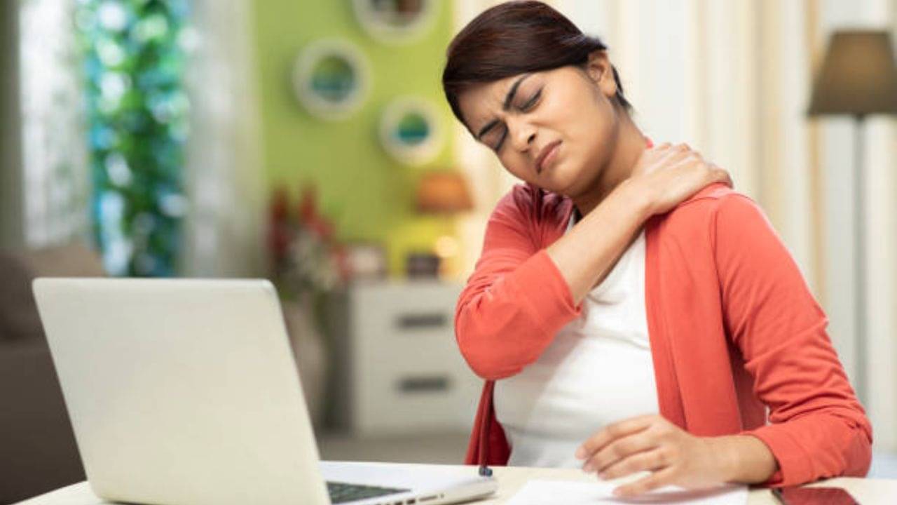 Neck Pain: একটানা কাজ করে ঘাড়ে ব্যথা? এই টিপসে ৫ মিনিটেই আরাম পাবেন