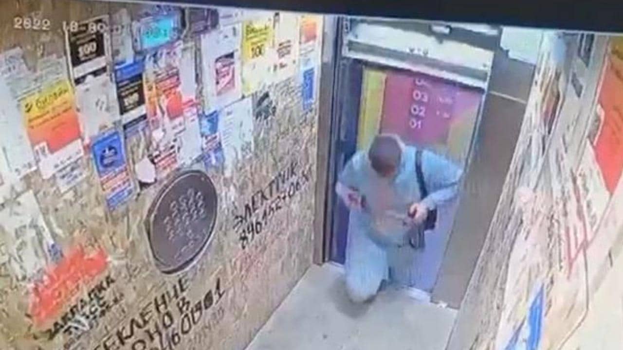 Video: মোবাইলেই ব্যস্ত, লিফটে উঠে প্রায় কাটাই যাচ্ছিল মাথা, বাঁচলেন বরাত জোরে