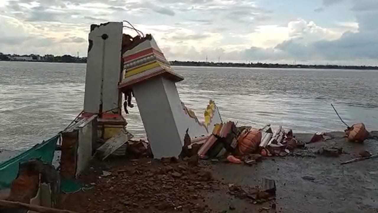 Ganga Erosion: নদী ভাঙন গিলছে মন্দির, চোখ ছলছল এলাকাবাসীর, 'আমাদের যে সবটাই চলে গেল'