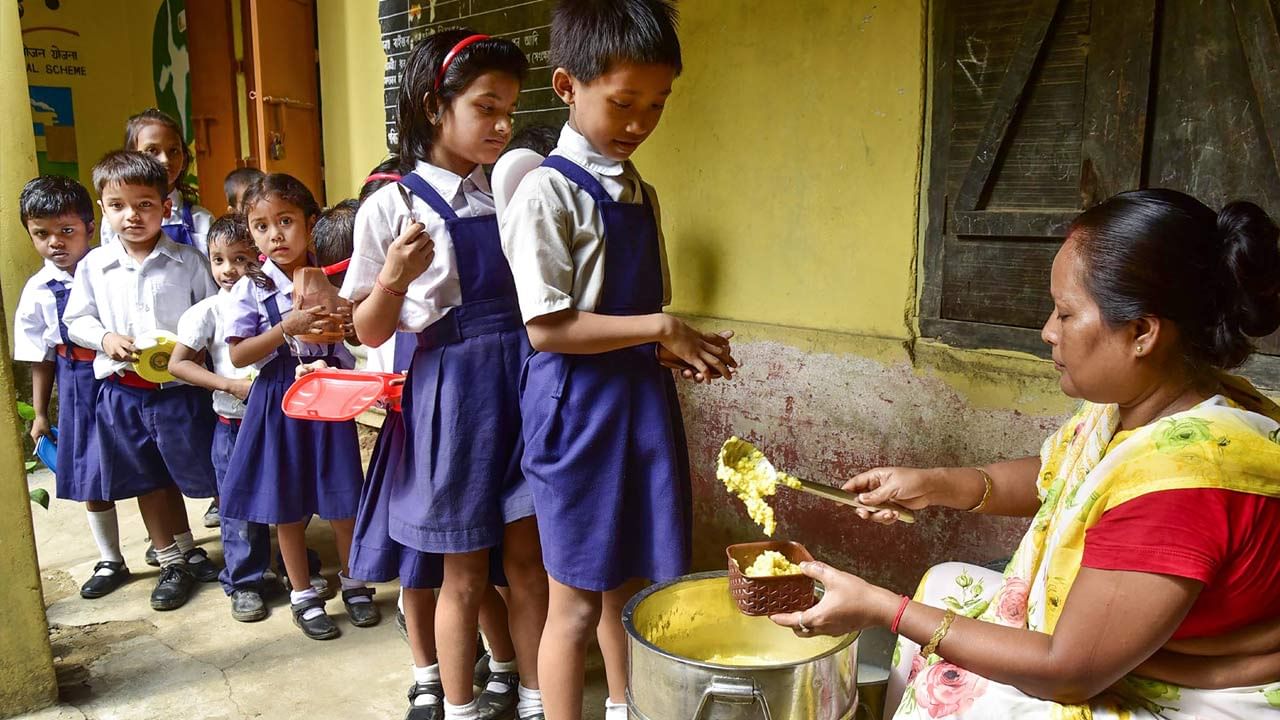 Mid day Meal: মিড ডে মিল নিয়ে কোনওরকম গাফিলতি সইবে না রাজ্য, বিজ্ঞপ্তি গেল স্কুলশিক্ষা দফতরে