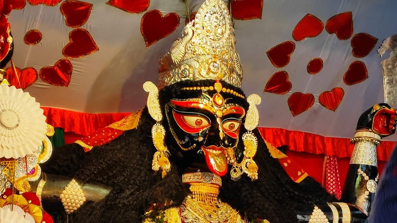 Kali Puja 2022: আলোর উৎসবে মাতোয়ারা গোটা রাজ্য, জেলায় জেলায় পুজো প্যান্ডেলে মানুষের ঢল