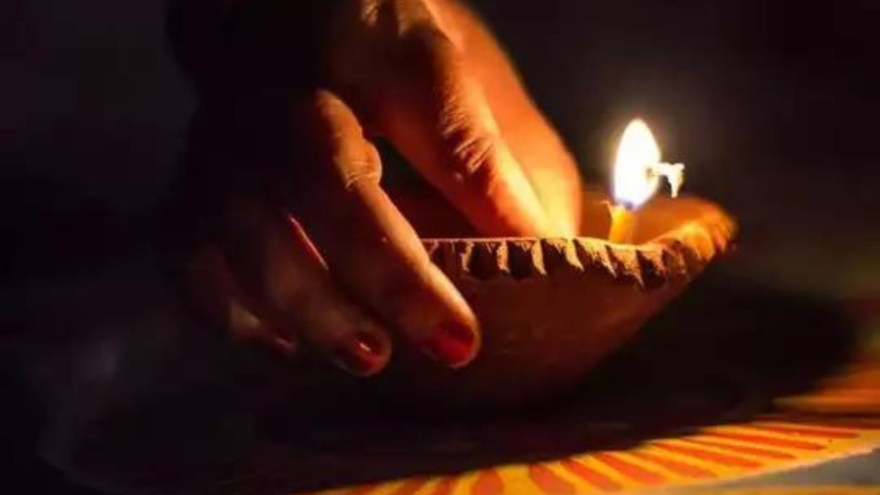 Diwali 2022: দীপাবলির দিন সারারাত প্রদীপ জ্বালানো শুভ! কোন সময়ে লক্ষ্মীর আরাধনা করলে সম্পদের ভাণ্ডার হবে পূর্ণ?