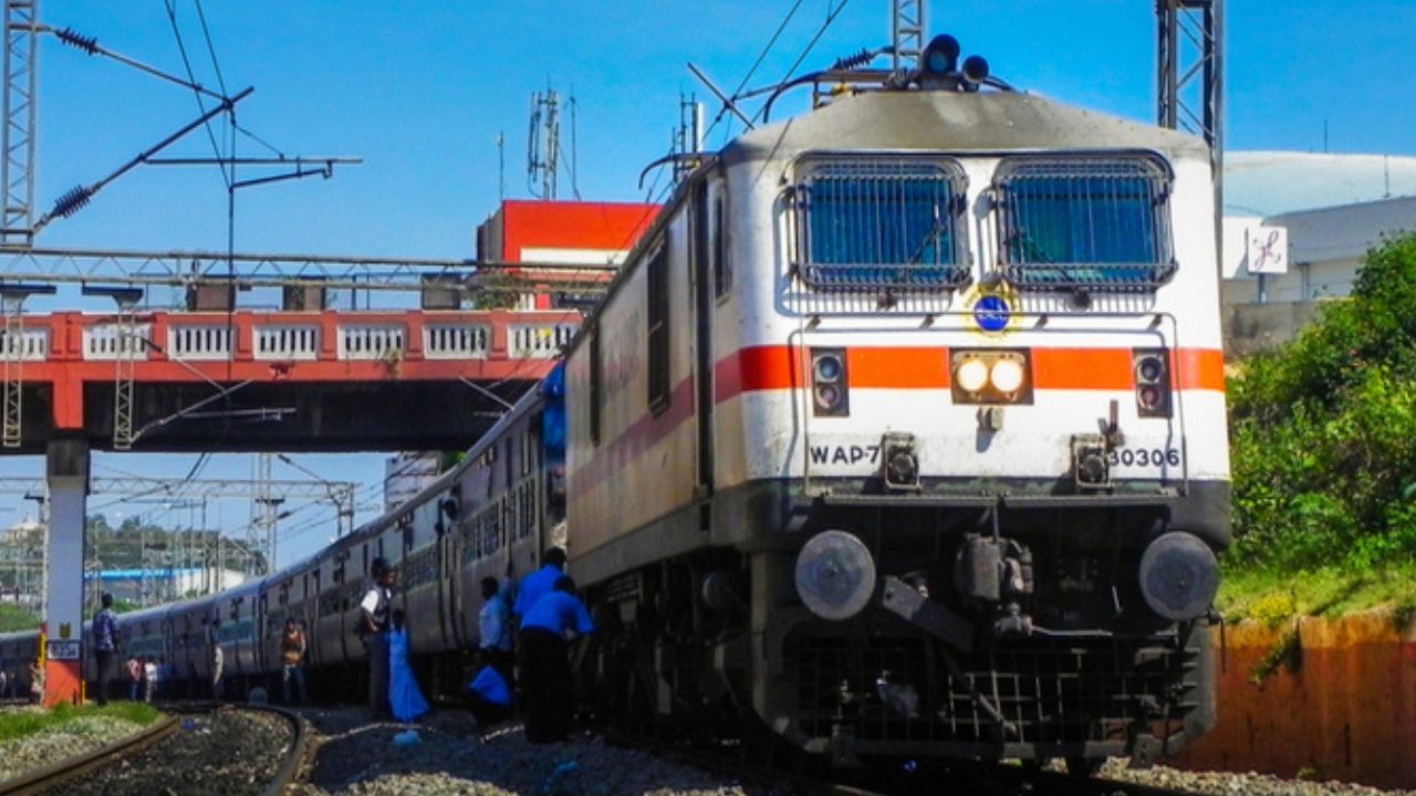 Train Timings: ISRO-র সহযোগিতায় জানা যাবে ট্রেনের সঠিক অবস্থান, নয়া দিশা ভারতীয় রেলের