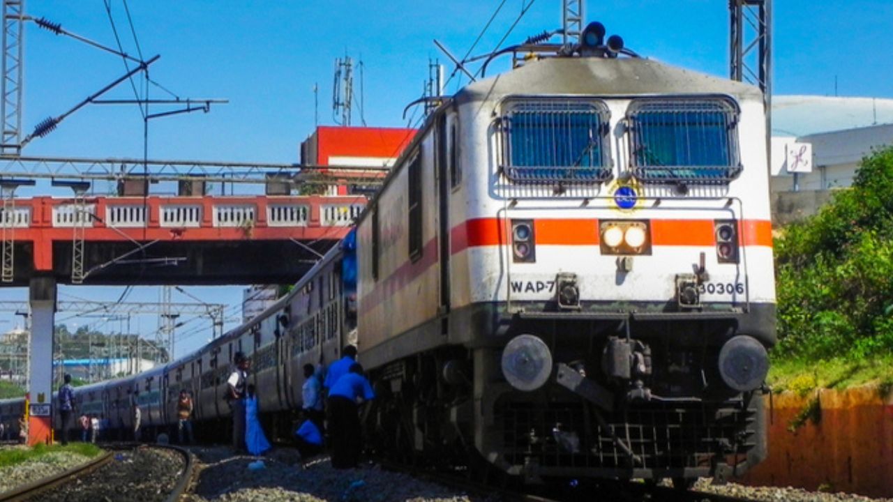 West Central Railway: ভারতীয় রেলে কয়েকশো পদে নিয়োগ, কোন যোগ্যতায় মিলবে চাকরি?