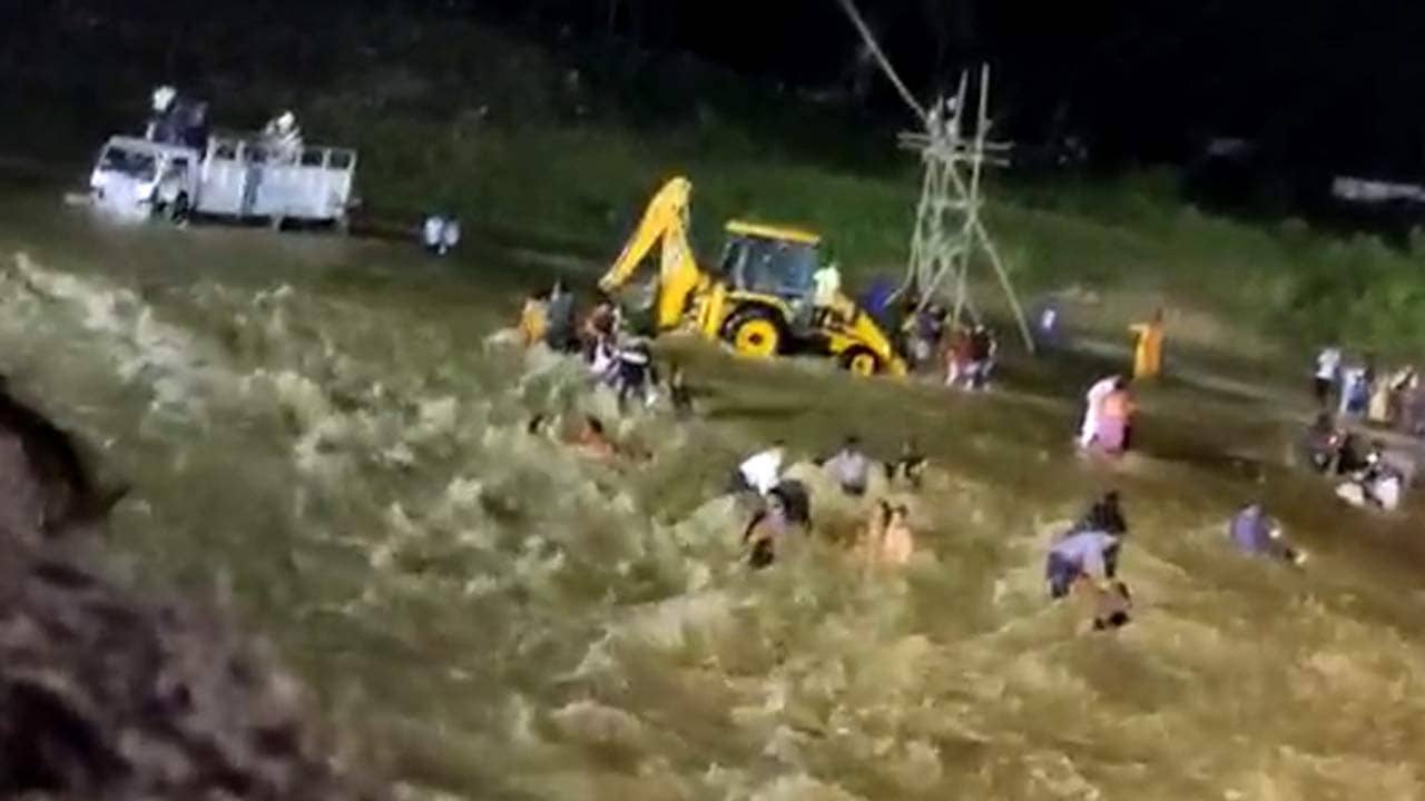 Malbazar Flash Flood: মেয়ে হারা মামির কাছে ভাগ্নিই ছিল সব, হড়পার জলে সলিল সমাধি দুজনেরই