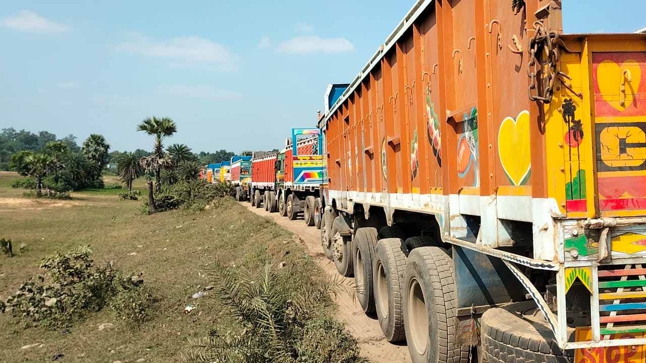 Sand Smuggling: ড্রেজিং-এর নামে চলছে বালি পাচার, অভিযোগ নিয়ে পথে নামলেন মহিলারা