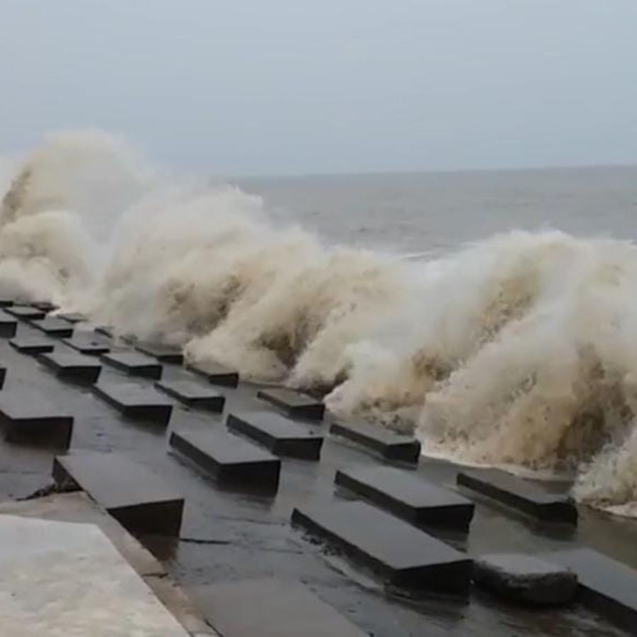 দিঘার সমুদ্রের পাড়ে আছড়ে পড়ছে বড় বড় ঢেউ। এই সময়ে পর্যটকদের সমুদ্রে নামার ক্ষেত্রে সতর্ক করা হচ্ছে। 