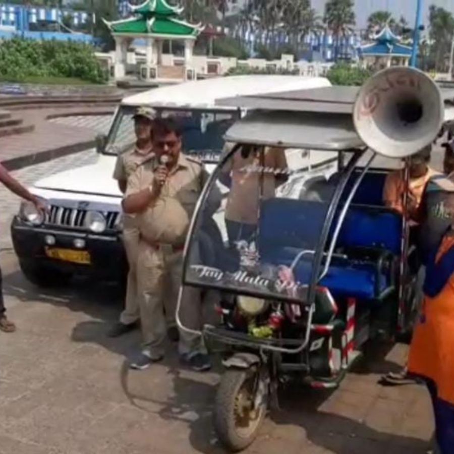 ঘূর্ণিঝড়ের অভিমুখ বা প্রভাব কতটা পড়বে, তা এখনও জানা না গেলেও, আলোর উৎসবের দিনগুলিতে জনজীবন ব্যাহত হওয়ার আশঙ্কা রয়েছে। সেই কারণেই সতর্কতাবশে জেলা ও পুলিশ প্রশাসনের তরফে শুরু করা হল মাইকিং।