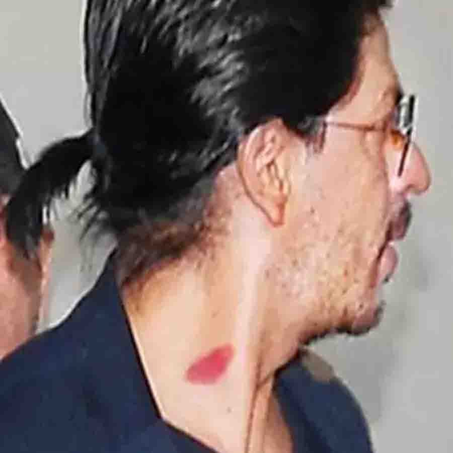 শাহরুখ খান - কালো শার্ট পরেছিলেন। মাথায় ছিল পনিটেল। গলায় ছিল গাঢ় লাল দাগ। খোদ শাহরুখ খানের লাভ বাইট সামনে এসেছিল। সকলের আকর্ষণ কেড়েছিল সেই ভালবাসার কামড়।