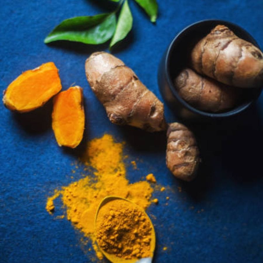 হলুদের মধ্যে অ্যান্টি-ইনফ্লেমটরি গুণ রয়েছে। এটি যেমন শরীরের অভ্যন্তরীণ প্রদাহ কমায় তেমনই ত্বকের সমস্যাও দূর করে। তবে হলুদের ব্যবহারের পরিমাণের দিকে বিশেষ খেয়াল রাখতে হবে। নাহলে হিতে বিপরীত হতে পারে। 