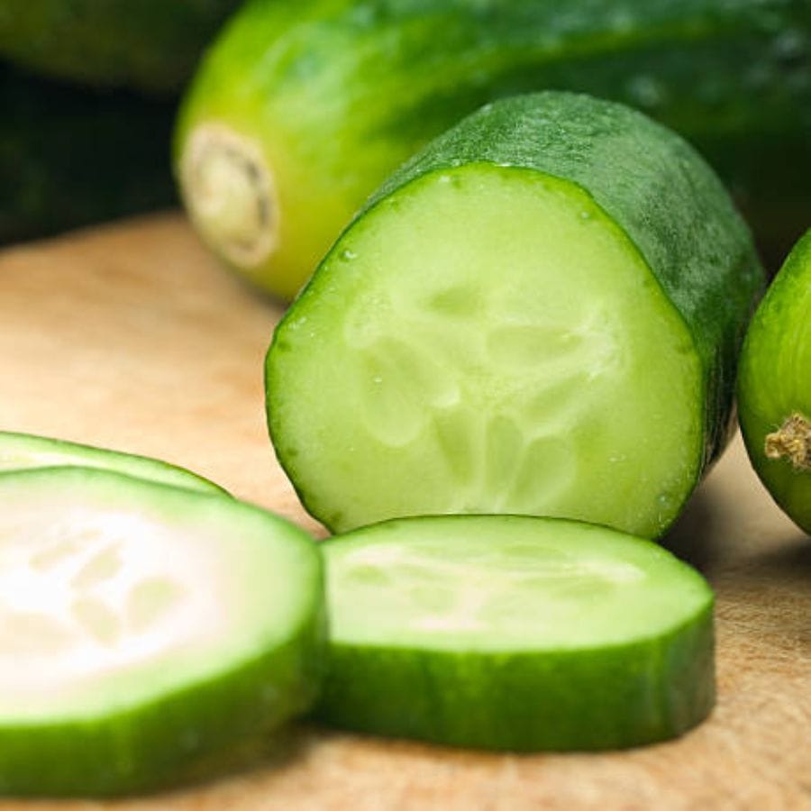 শরীর হাইড্রেটেড রাখতে শসা খান। দু'কুচি শসা বেটে ত্বকের উপরও লাগিয়ে নিন। এতে ত্বকের আর্দ্রতাও বজায় থাকবে। পাশাপাশি দাগছোপের সমস্যা দূর করে দেবে। ডার্ক সার্কেলের সমস্যা দূর করতে আপনি শসা ব্যবহার করতে পারেন।