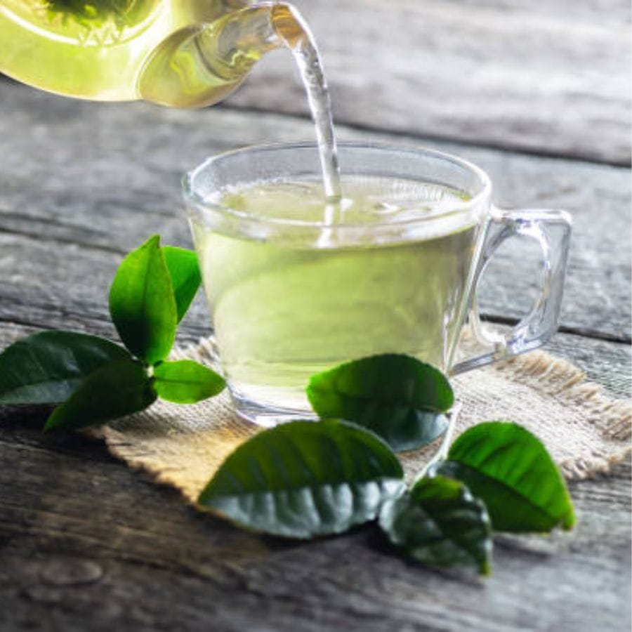 দিনে তিন-চার কাপ গ্রিন টি পান করলে ওজন কমে। একইভাবে, ত্বকের উপর গ্রিন টি-এর টোনার বানিয়ে মাখলে ত্বকের জেল্লা বাড়ে। গ্রিন টি ত্বকের পিএইচ স্তরের ভারসাম্য বজায় রাখতে সাহায্য করে। পাশাপাশি এটি ত্বকের বার্ধক্য প্রতিরোধ করে। 