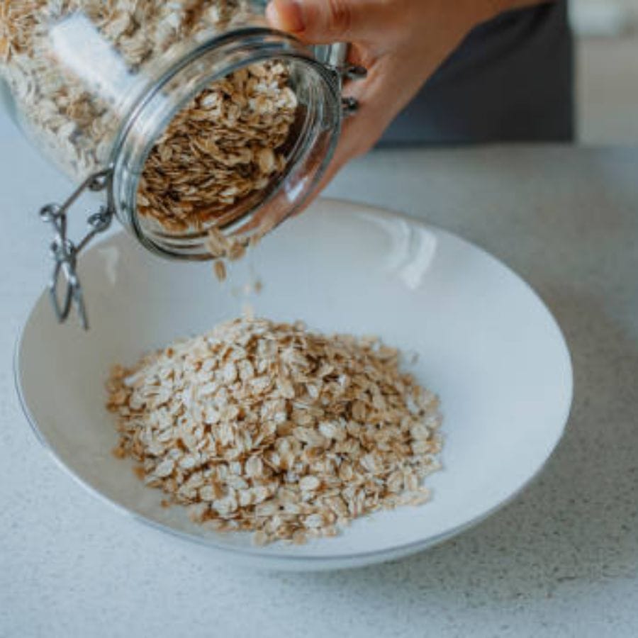 প্রাতরাশে ওটস খান। ওটসের মধ্যে ফাইবার রয়েছে যা স্বাস্থ্যের জন্য উপকারী। পাশাপাশি ওটসের সঙ্গে টক দই মিশিয়ে ত্বকের মাখলে বিশেষ উপকার পাওয়া যায়। এটি ত্বকের মধ্যে জমে থাকা মৃত কোষ দূর করে যায়। 