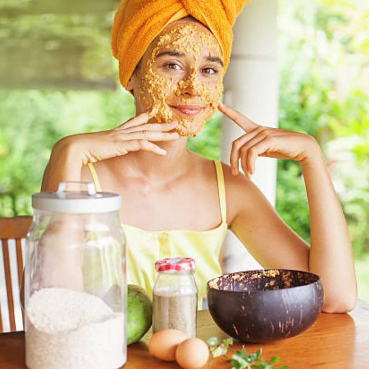 ত্বকের জেল্লা বাড়াতে বাজারে প্রসাধনী পণ্যের কমতি নেই। কিন্তু আজও ত্বকের যত্নে বেশিরভাগ মানুষ ঘরোয়া পদ্ধতিকেই বেছে নেন। ত্বকের দেখভাল করার জন্য এমন উপাদান বেছে নিন যা খেয়ে ও মেখে ত্বকের যত্ন নিতে পারবেন।