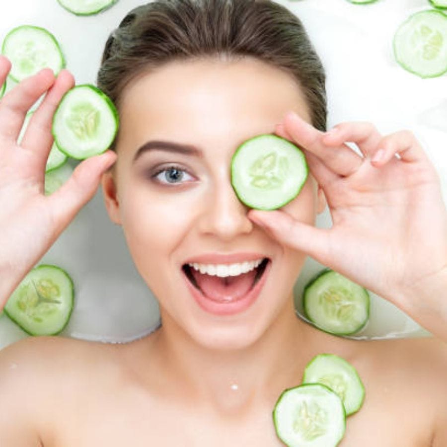 ঘুমের অভাব, ক্লান্তি, মানসিক চাপ চোখের চারপাশের জায়গায় কালো ছোপ ফেলে। সময়ের সঙ্গে ডার্ক সার্কেল নিয়ন্ত্রণ না করলে এই সমস্যা আরও বাড়বে। তাই আই ক্রিম ব্যবহার করুন। এর পাশাপাশি দু'কুচি ঠান্ডা শসা রাখুন চোখের উপর। এতেও আরাম মিলবে। 