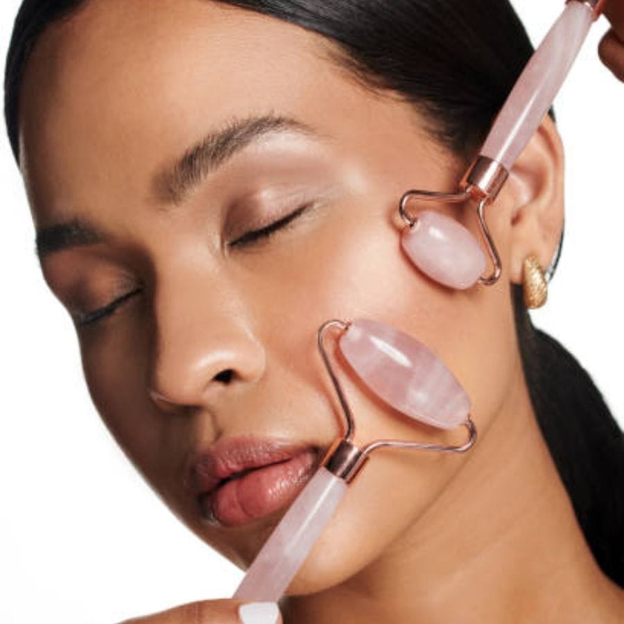 অনেক সময় মানসিক চাপের কারণে ত্বক সময়ের আগেই বুড়িয়ে যায়। এক্ষেত্রে মানসিক চাপ কমানো ছাড়া আর কোনও উপায় নেই। তবে আপনি ত্বকের টানটান ভাব ধরে রাখতে ম্যাসাজ রোলার ব্যবহার করতে পারেন। এতে ত্বকের রক্ত সঞ্চালন উন্নত হয়। 