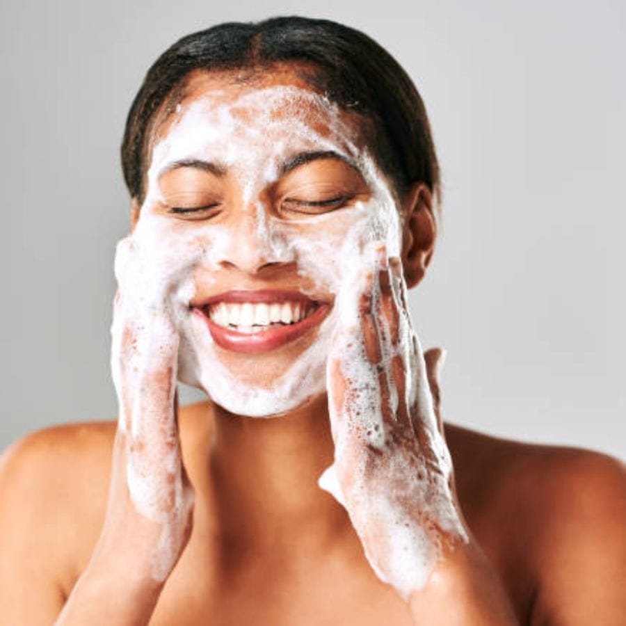 দিনে ৩ বার ভাল করে মুখ পরিষ্কার করুন। মাইল্ড ক্লিনজার ব্যবহার করুন। মুখে ধুলো, বালি, ময়লা জমলে ত্বক আরও বেশি ক্ষতিগ্রস্ত হয়। তাই মুখ পরিষ্কার করা জরুরি। বিশেষত রাতের সময় অবশ্যই মুখ পরিষ্কার করে ঘুমাবেন। 