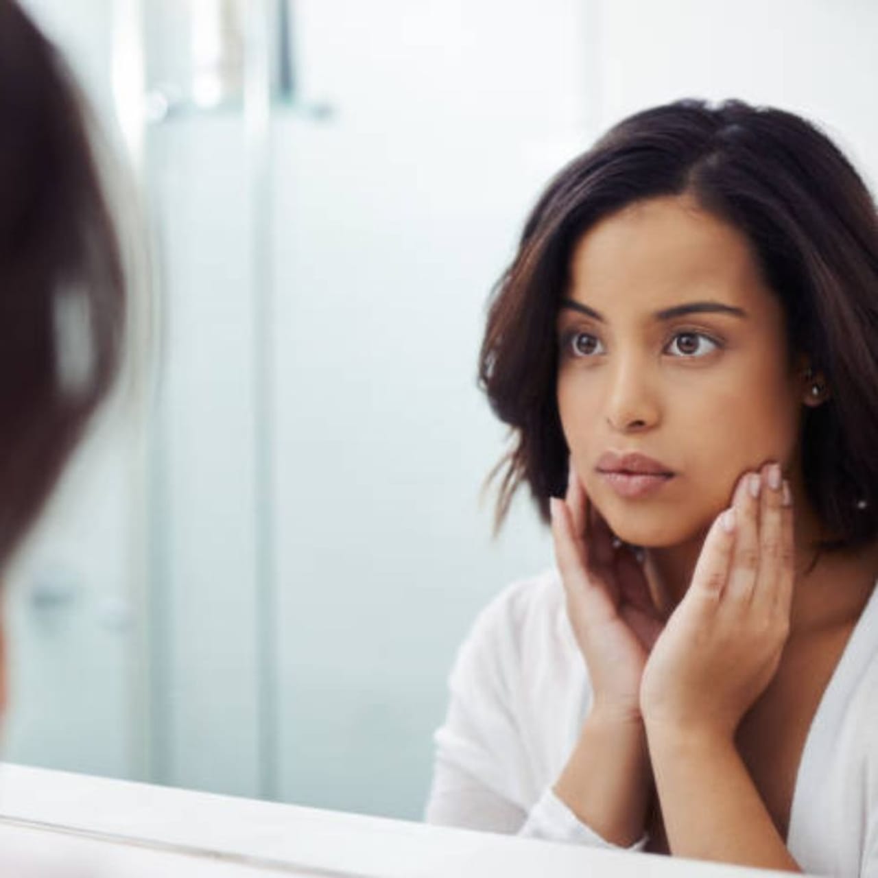 ৩০-এর পরেই মহিলাদের ত্বকে বলিরেখা, সূক্ষ্মরেখা, দাগছোপ ইত্যাদি দেখা যায়। এগুলোই বার্ধক্যের লক্ষণ। ত্বক কুঁচকে যাওয়ার পর আপনি আর কোনওভাবেই একে নিয়ন্ত্রণ করতে পারবেন না। তাই বলিরেখা দেখা দেওয়ার আগেই তাকে প্রতিরোধ করুন সহজ উপায়ে... 