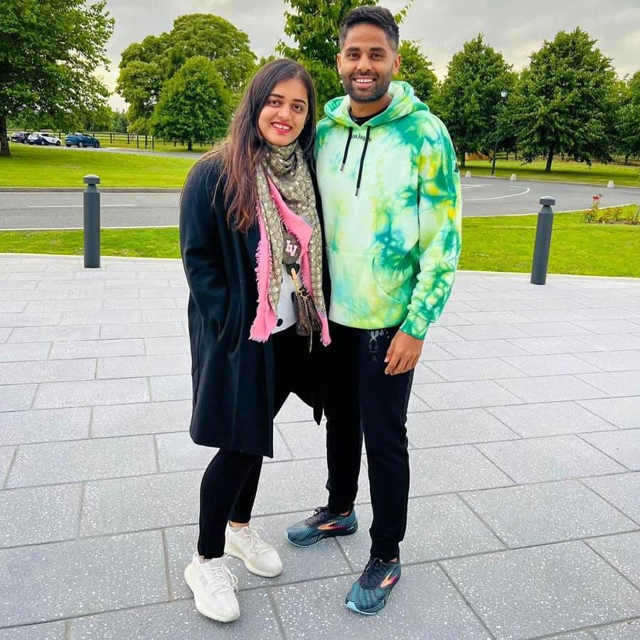  তিরিশের গণ্ডি পার হওয়ার পর জাতীয় দলে প্রবেশ সূর্যকুমারের। তারপর থেকে রোহিত শর্মার ভরসার পাত্র হয়ে উঠেছেন। অথচ একটা সময় সূর্যকুমার কেরিয়ারে চরম খারাপ সময় দেখেছেন। হতাশ হয়েছেন। সেই সময়গুলিতে পাশে থেকেছেন 'লাইফ কোচ' দেবিশা শেট্টি। সূর্যের স্ত্রী।(ছবি:ইনস্টাগ্রাম)  