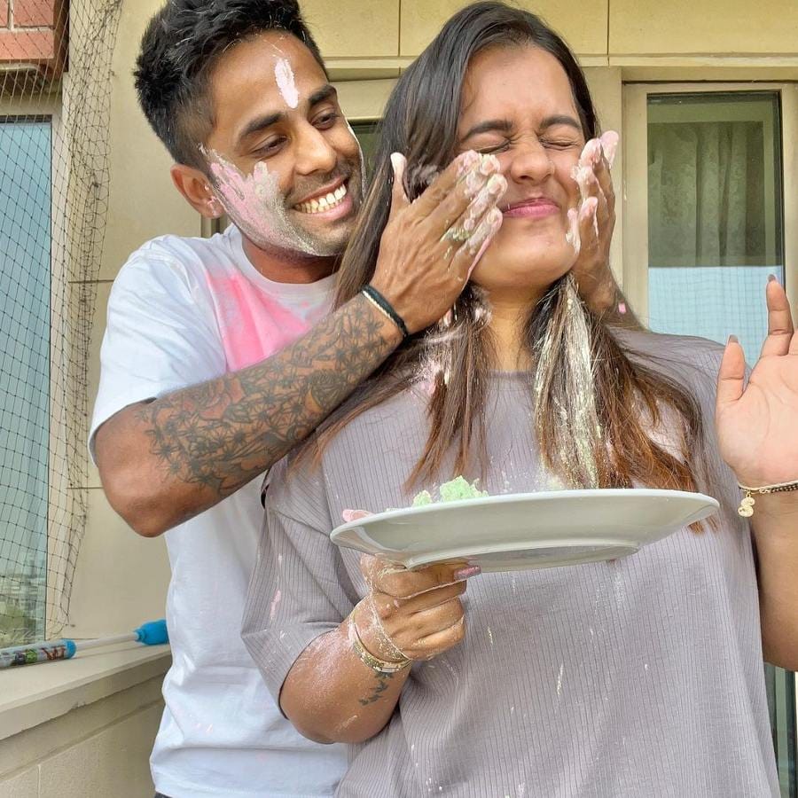 সূর্য বলেছেন, "ও আমার লাইফ কোচ। আমাকে মাটিতে পা রেখে চলতে সাহায্য করে। তাতে ভালো পারফর্ম করি বা খারাপ। আমায় বলে, আজ তোমার দিনটা ভালো কেটেছে। তাই আজ রাতটা নিজের মতো করে কাটাও। কাল যা হবে দেখা যাবে।"  (ছবি:ইনস্টাগ্রাম)  