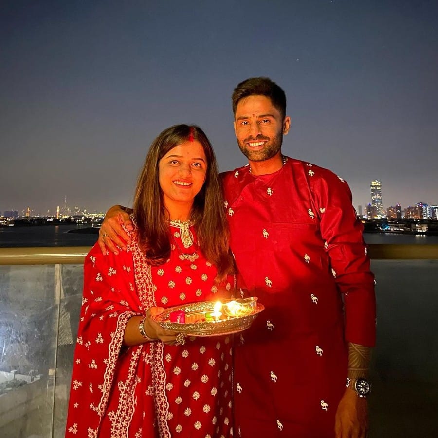  ডায়েটে বদল এনে টি-২০ জাতীয় দলের বিধ্বংসী ব্যাটারের তকমা পেয়েছেন সূর্য। ভালো সময় এলেও অতীতের দিনগুলি ভুলে যাননি। স্ত্রী দেবিশাকে ধন্যবাদ জানিয়ে বলেছেন, কঠিন সময়গুলিতে কীভাবে পাশে ছিলেন তাঁর অর্ধাঙ্গিনী।(ছবি:ইনস্টাগ্রাম)  