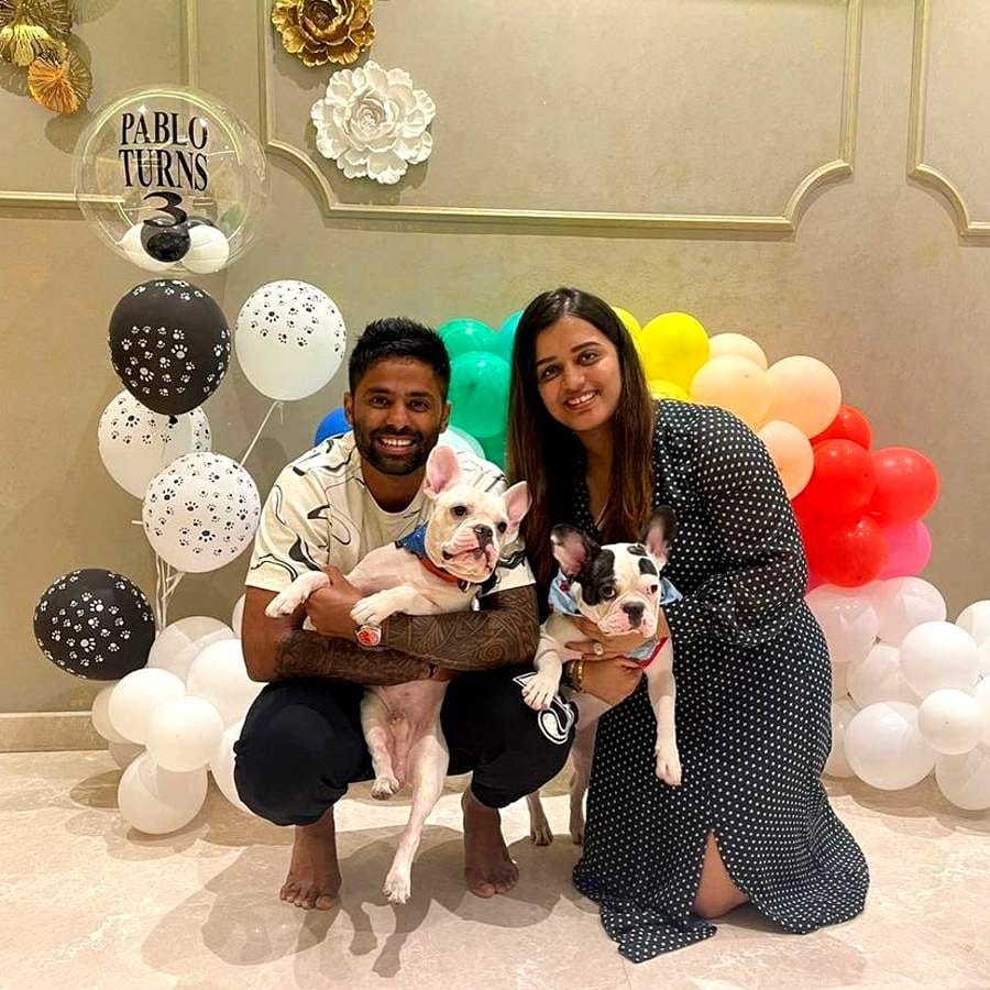 অনূর্ধ্ব ২৩ এশিয়া কাপে সূর্য খেলেছেন লোকেশ রাহুল, জসপ্রীত বুমরা, অক্ষর প্যাটেল, হর্ষল প্যাটেলদের সঙ্গে। তাঁর নীল জার্সি গায়ে চড়ালেও সুযোগ হচ্ছিল না সূর্যকুমারের। ২০১৬ সালে দেবিশার সঙ্গে বিয়ের হয়। তবে স্বপ্ন দেখা ছাড়েননি। তারই ফল পাচ্ছেন হাতেনাতে।(ছবি:ইনস্টাগ্রাম)  