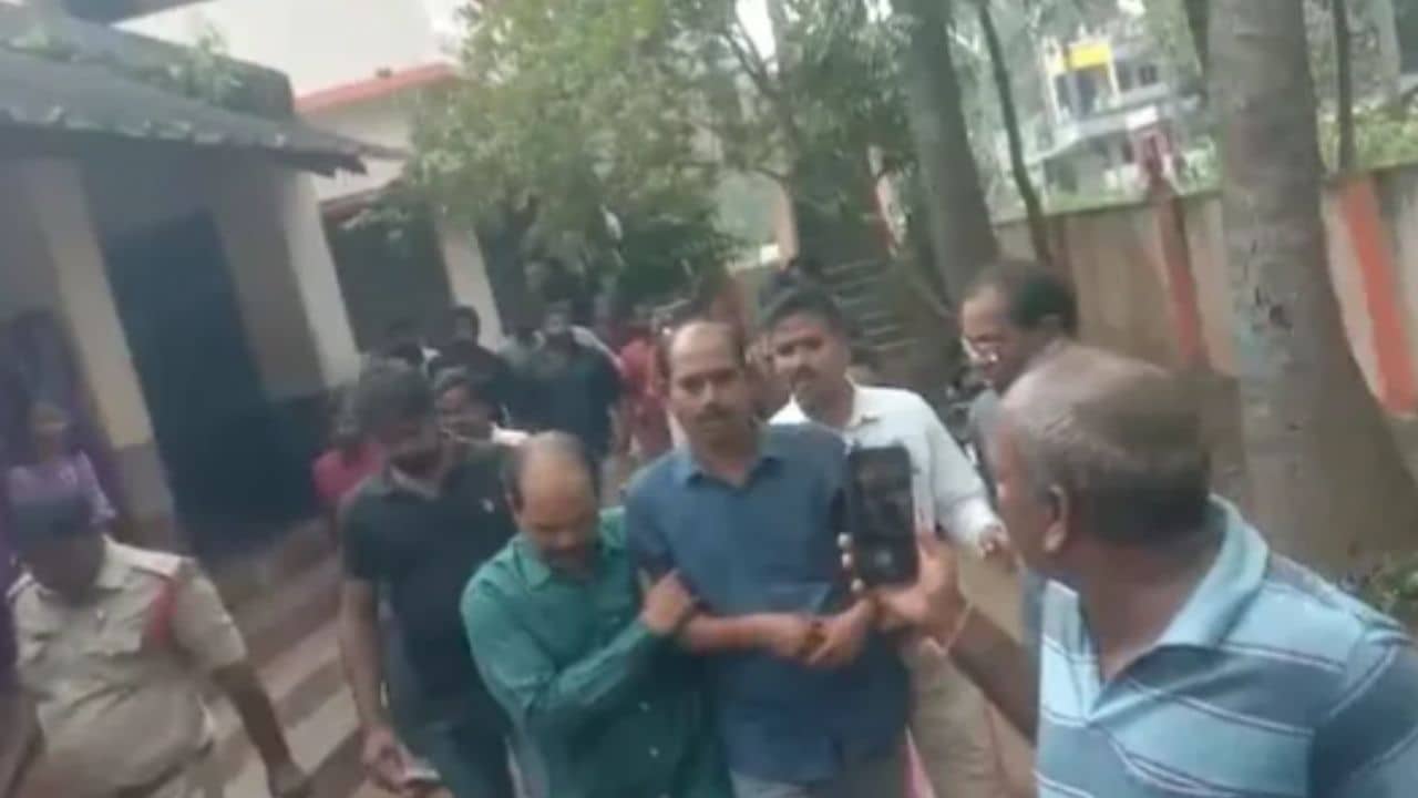 Punishment: পড়ে রয়েছে এঁটোকাটা, গিজগিজ করছে পোকা, শাস্তি দিতে আবর্জনার ক্যানে বন্দী করে রাখা হল পড়ুয়াকে!