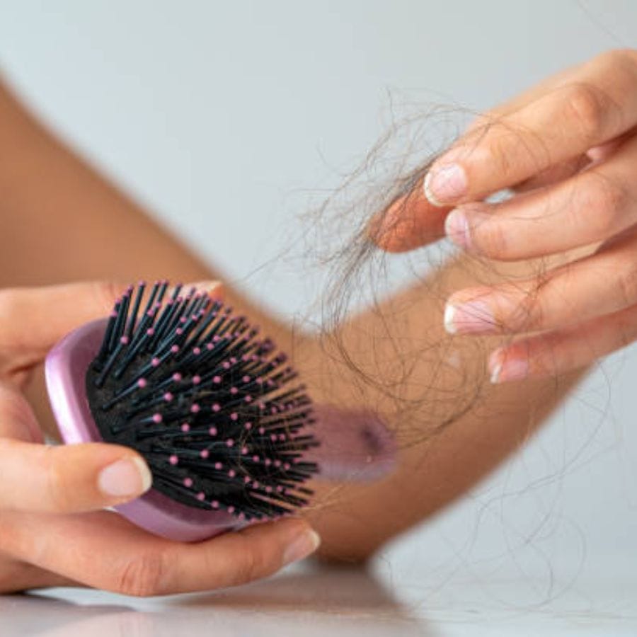 দিনে ১০০টা পর্যন্ত চুল পড়া স্বাভাবিক। কিন্তু তার বেশি চুল পড়লেই সচেতন হওয়া জরুরি। যদিও চুল পড়ার পিছনে নানা কারণ দায়ী থাকতে পারে। তবে থাইরয়েডের সমস্যা থাকলেও চুল পড়ার সমস্যা দেখা দেয়।