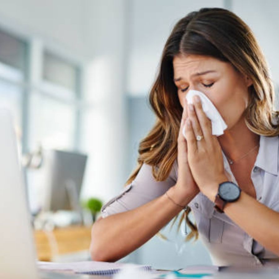 শীতকাল না হলেও আপনি সারা বছর ঠান্ডা লাগার সমস্যায় ভোগেন? এর কারণ কিন্তু থাইরয়েড হতে পারে। থাইরয়েডের কারণে শরীর ক্যালোরি পোড়াতে পারে না। এতে শরীরের রোগ প্রতিরোধ ক্ষমতা নষ্ট হয়। যার ফলে অল্পতেই ঠান্ডা লাগার মতো সমস্যা দেখা দেয়।