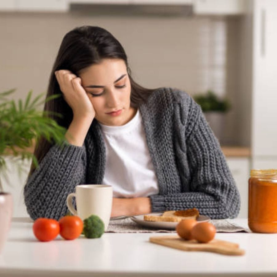 থাইরয়েডের ক্ষেত্রে ক্লান্তি হচ্ছে প্রাথমিক লক্ষণ। থাইরয়েড হরমোন আমাদের শরীরে শক্তির জোগান দেয়। সুতরাং এই হরমোনের ভারসাম্য নষ্ট হলে শরীরে ক্লান্তি অনুভূত হয়। তাই অতিরিক্ত ক্লান্তি অনুভব করলে থাইরয়েড পরীক্ষা করিয়ে নিন।