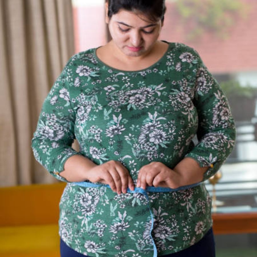 অতিরিক্ত ওজন বেড়ে যাওয়া এবং অতিরিক্ত পরিমাণে ওজন কমে যাওয়া দুটোই থাইরয়েডের লক্ষণ। যদিও একটিকে হাইপোথাইরয়েডিজম এবং অন্যটিকে হাইপারথাইরয়েডিজম বলা হয়। যেহেতু শরীরের বিপাক ক্রিয়ার সঙ্গে থাইরয়েড গ্রন্থির যোগসূত্র আছে তাই এটি ওজনের উপর প্রভাব ফেলে।