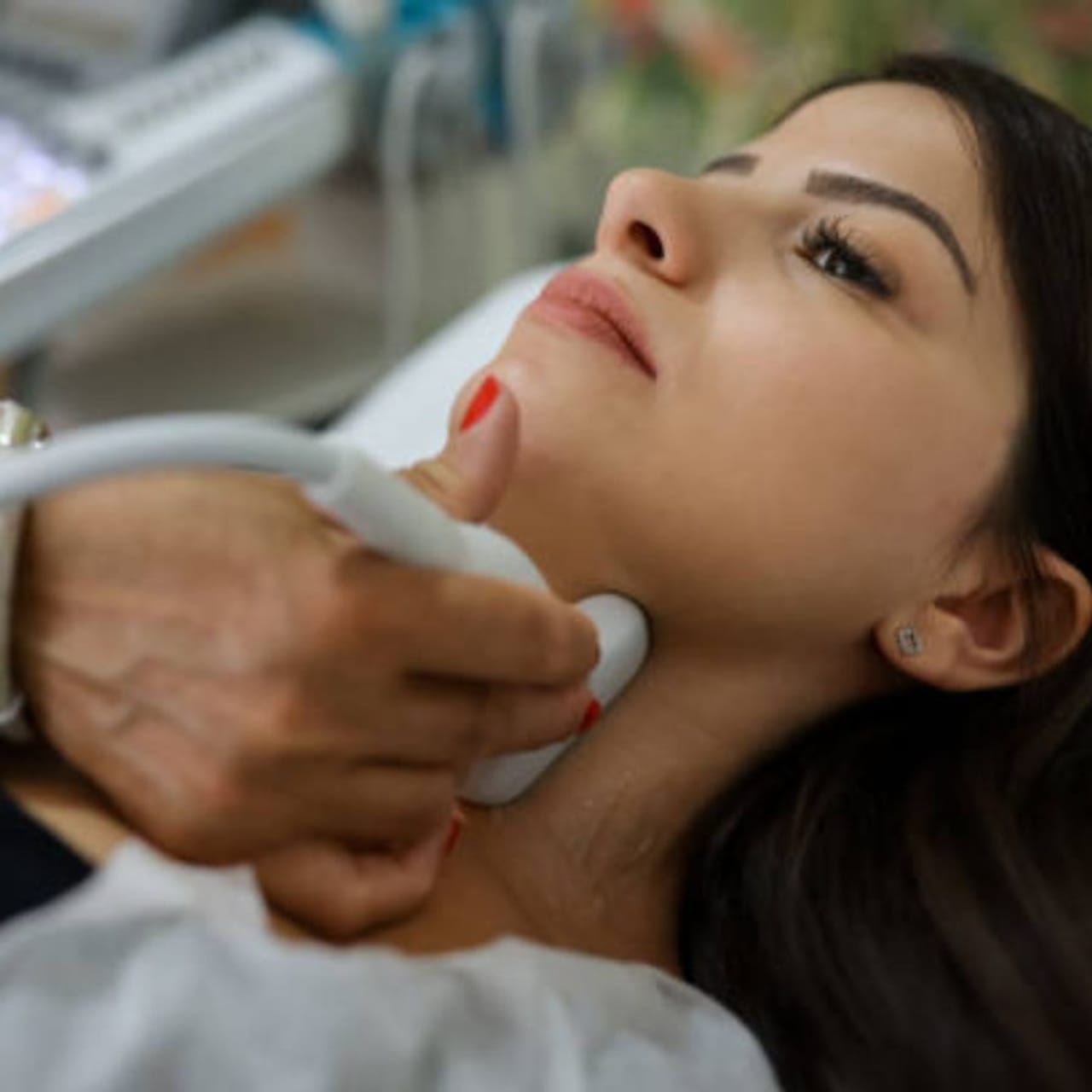 পুরুষদের তুলনায় মহিলাদের মধ্যে থাইরয়েডের সমস্যা সবচেয়ে বেশি। বর্তমানে এই রোগ মানুষের ঘরে ঘরে পৌঁছে গিয়েছে। থাইরয়েডের ক্ষেত্রে বেশি লক্ষণ প্রকাশ পায়। এগুলো সম্পর্কে যত বেশি সচেতন থাকবেন এতে রোগের চিকিৎসায় দেরি হবে না।