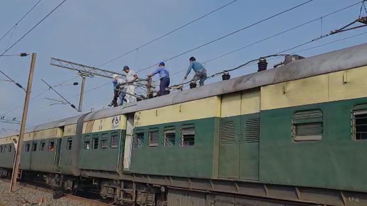 Train problem: প্যান্টোগ্রাফ ভেঙে আসানসোল-আদ্রা লাইনে বন্ধ ট্রেন চলাচল, সমস্যায় যাত্রীরা