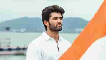 Vijay Deverakonda: যুদ্ধ চান না বিজয়; ভারতীয় জওয়ানদের সঙ্গে একটা দিন কাটিয়ে আবেগঘন দক্ষিণী অভিনেতা