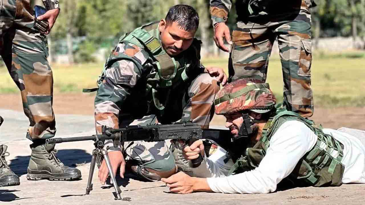 Vijay Deverakonda: সেনা ঘাঁটিতে বিজয় দেবেরাকোন্ডা, জন গন মন-র প্রস্তুতিতেই কী ছুটলেন সীমান্তে