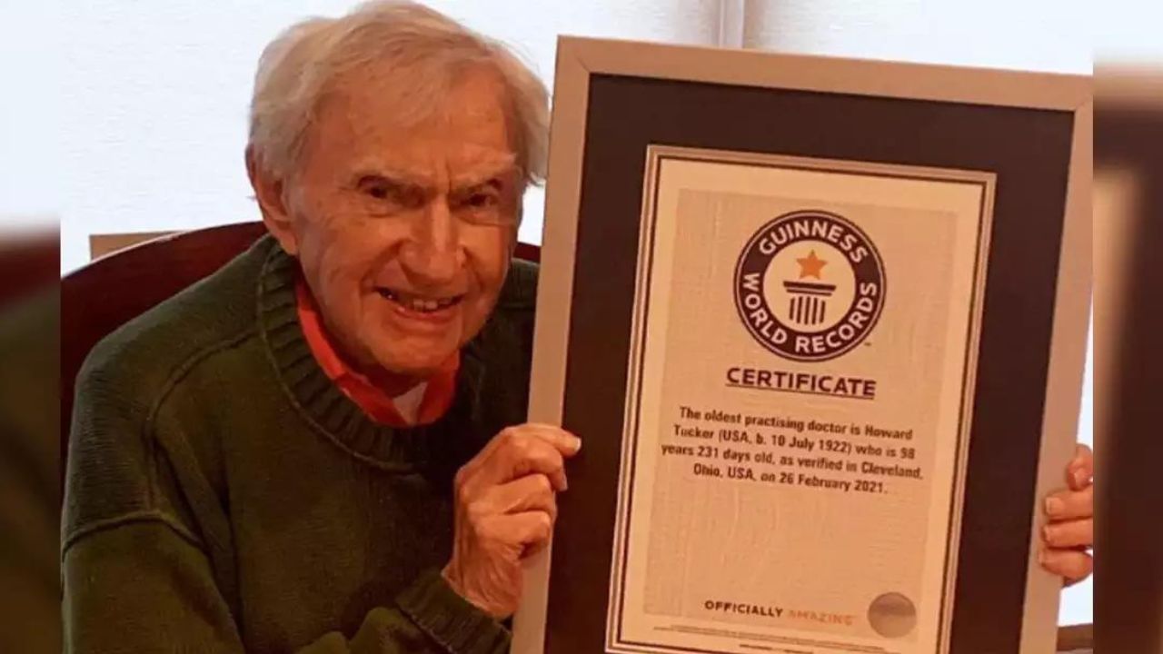 World's Oldest Doctor: সেঞ্চুরি হাঁকিয়েও প্রতিদিন টানা ৯ ঘণ্টা রোগী দেখেন বিশ্বের প্রবীণতম ডাক্তার!