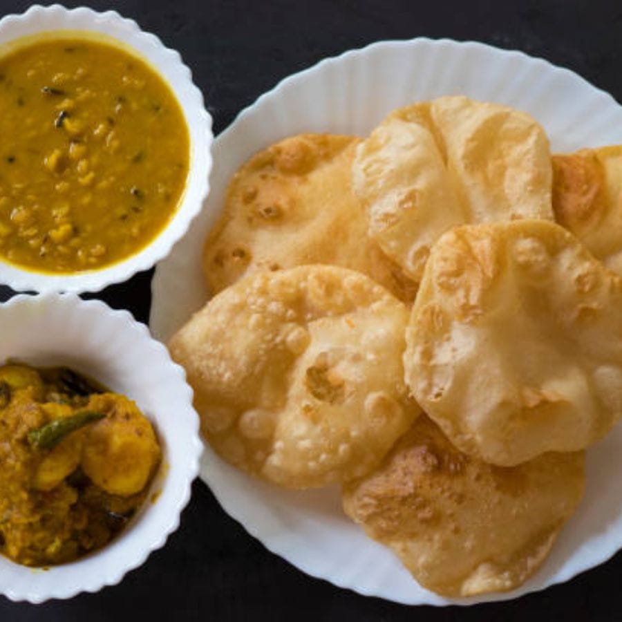 ময়দা মাখার সময় সামান্য টকদই আর বেকিং পাউডার মিশিয়ে দিন। এতে  লুচি যেমন ফুলবে তেমনই নরমও থাকবে। 