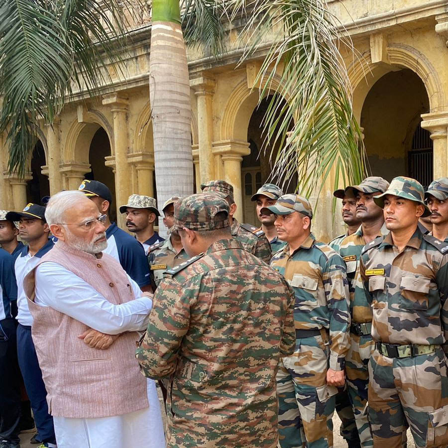  বরাবরই মোরবি জেলায় মাচ্ছু নদীর উপর থাকা আস্ত এই কেবল ব্রিজ পর্যটকদের আকর্ষণের কেন্দ্রবিন্দুতে থাকে। রবিবার ছটপুজো উপলক্ষে ছুটি ছিল গুজরাটে। তারফলে ভিড়ও ছিল বেশি। প্রায় ৪০০-র বেশি মানুষ দুর্ঘটনার সময় সেতুতে ছিলেন বলে জানা যায়। 