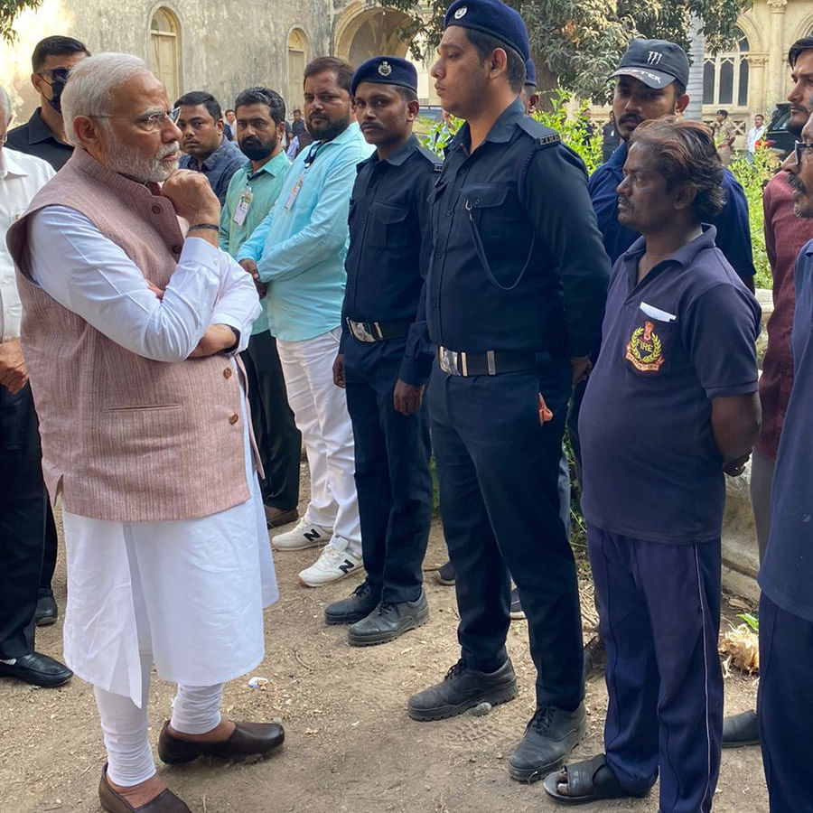 মোরবিতে দুর্ঘটনার সময় যাঁরা উদ্ধার ও ত্রাণ কাজে জড়িত ছিলেন তাঁদের সঙ্গে দেখা করলেন প্রধানমন্ত্রী নরেন্দ্র মোদী। 