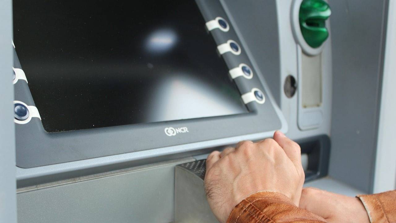 ATM Card: এটিএমে কার্ড বা টাকা আটকে গিয়েছে? এই পদ্ধতিতে উদ্ধার করে নিন নির্ঝঞ্চাটে...