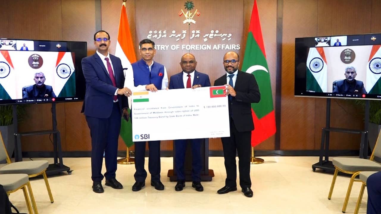 Watch Video: দোস্তি গেহরি হ্যায়, হিন্দিতে ভারত-মলদ্বীপের বন্ধুত্ব নিয়ে মন্তব্য দ্বীপরাষ্ট্রের মন্ত্রীর
