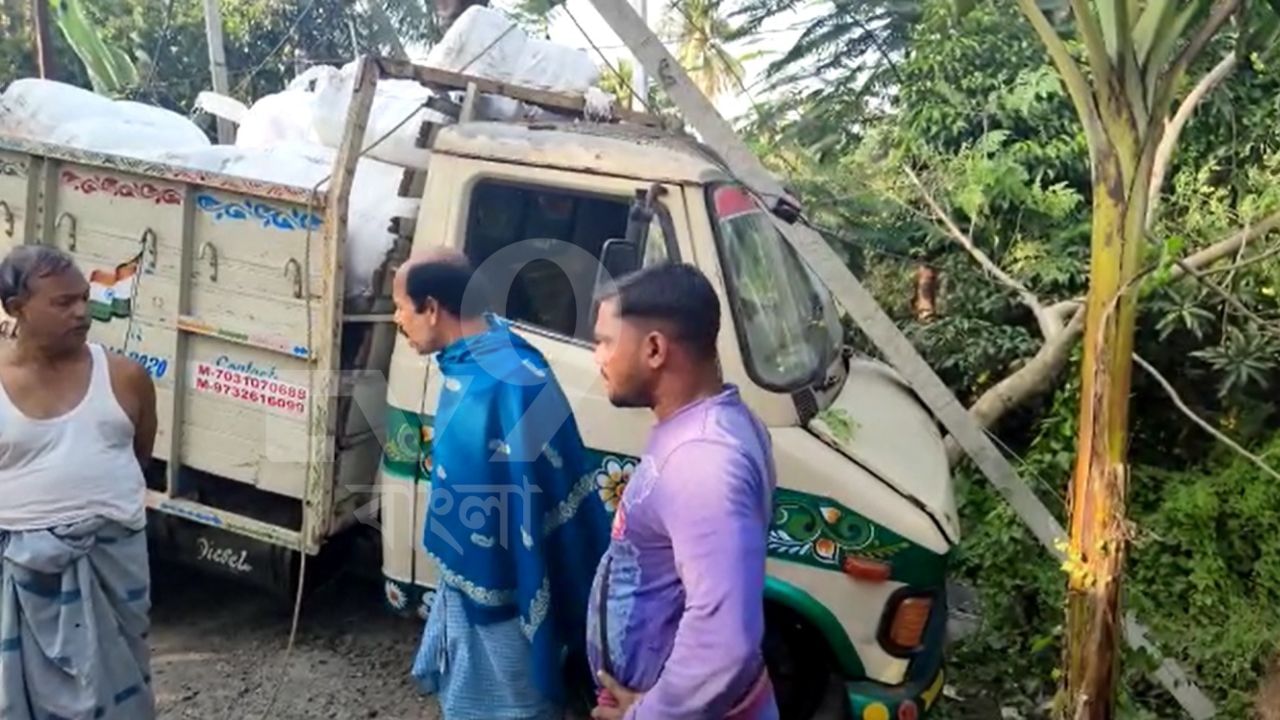 Hingalgunj Accident: হিঙ্গলগঞ্জে বিডিও অফিস থেকে শীতবস্ত্র নিয়ে যাওয়ার পথে দুর্ঘটনা, আহত চালক